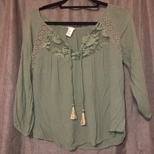 AMERICAN EAGLE GREEN LACE FLOWY BLOUSE TOP